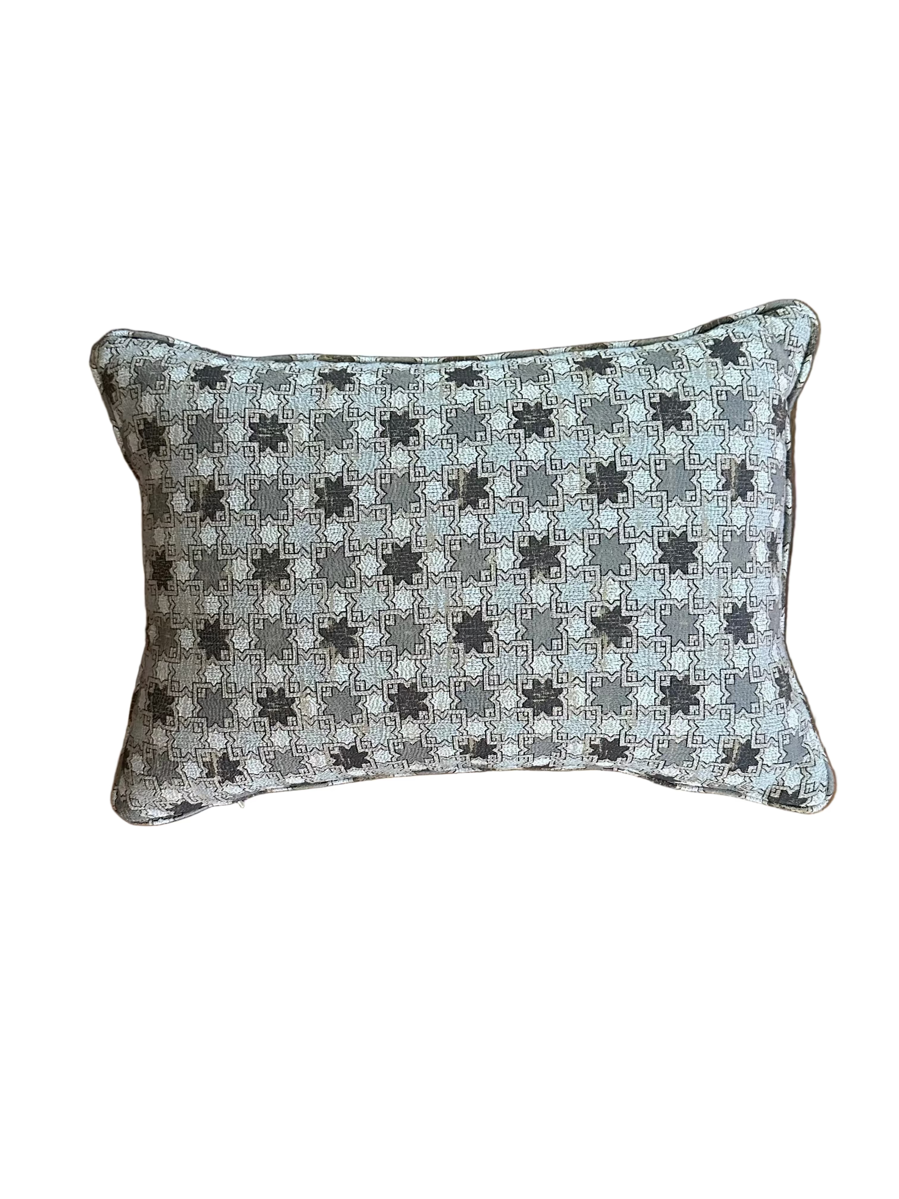 Decorative pillow with a geometric pattern 